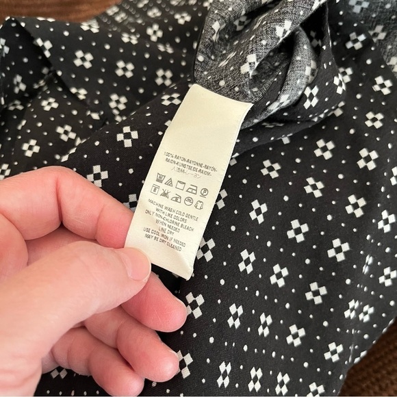 Free People Black Geo Print High Low Tunic Top XS Womens Sleeveless Deep V-Neck - Picture 6 of 7